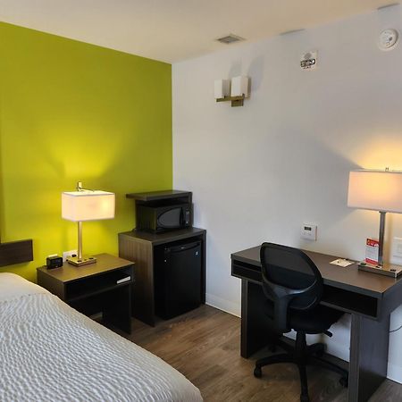 Super 8 By Wyndham Winnipeg East Mb Екстер'єр фото